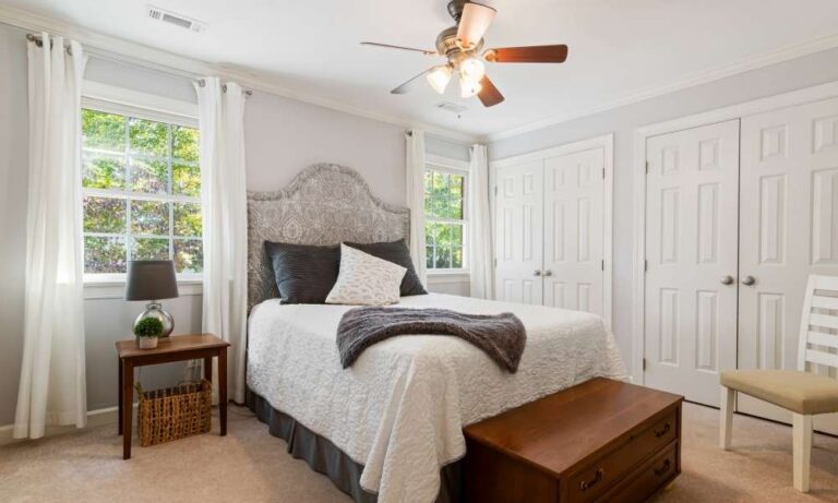 How to Arrange a Small Bedroom With a Queen Bed