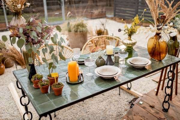  tablescape with a colour scheme in outdoor