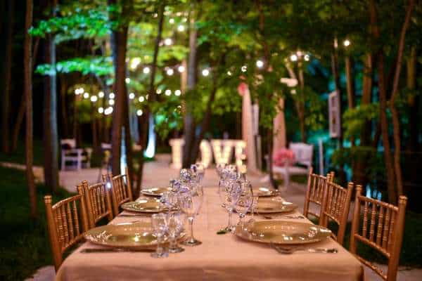 Color themes for table decorations in outdoor