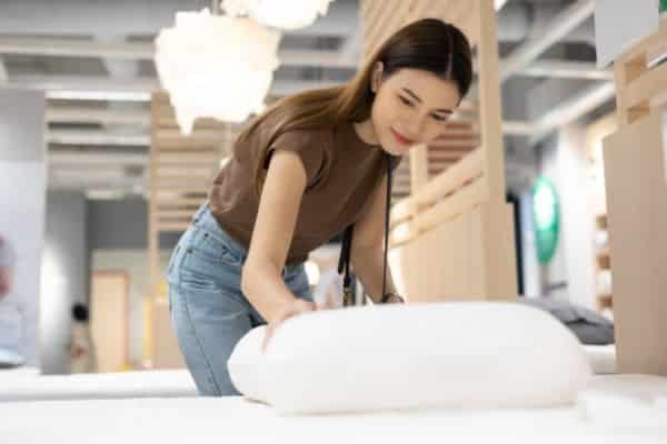 Tips to Test and Choose the Right Pillow (Even at Home)