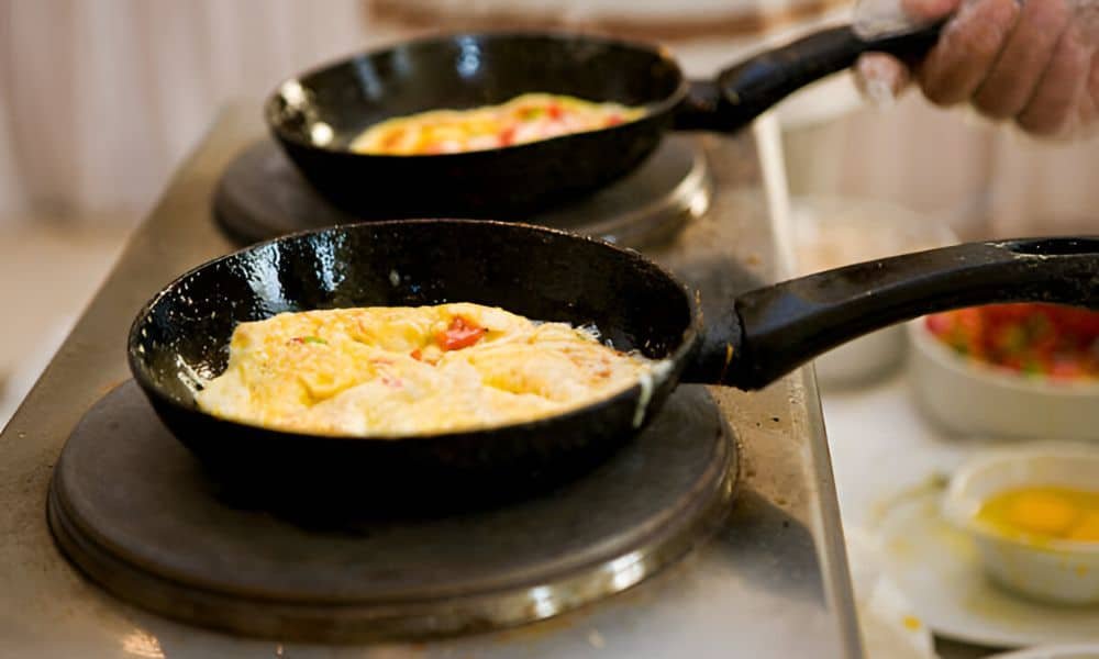 how to cook omelette in stainless steel pan