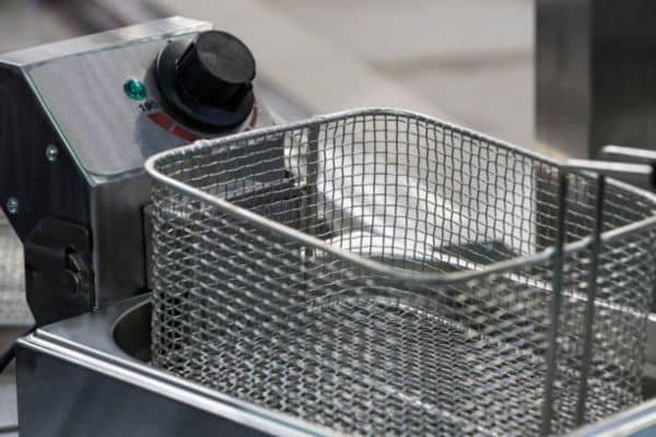 How to Clean the Rest of the Deep Fryer at Home